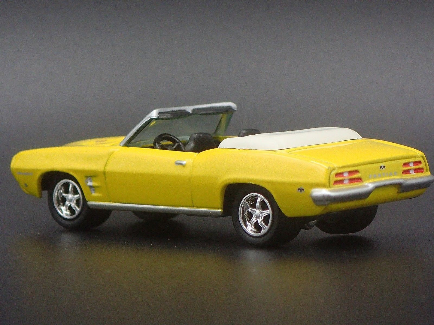 1969 69 PONTIAC FIREBIRD 400 CONVERTIBLE 1/64 SCALE COLLECTIBLE DIECAST MODEL CAR