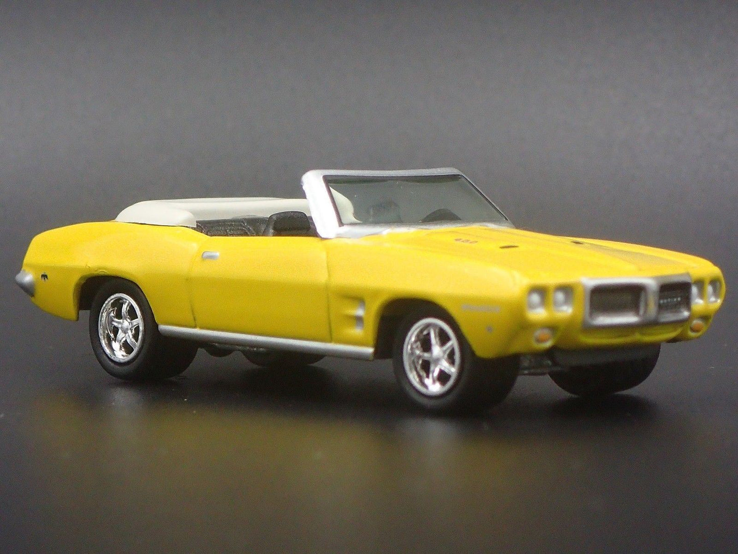 1969 69 PONTIAC FIREBIRD 400 CONVERTIBLE 1/64 SCALE COLLECTIBLE DIECAST MODEL CAR