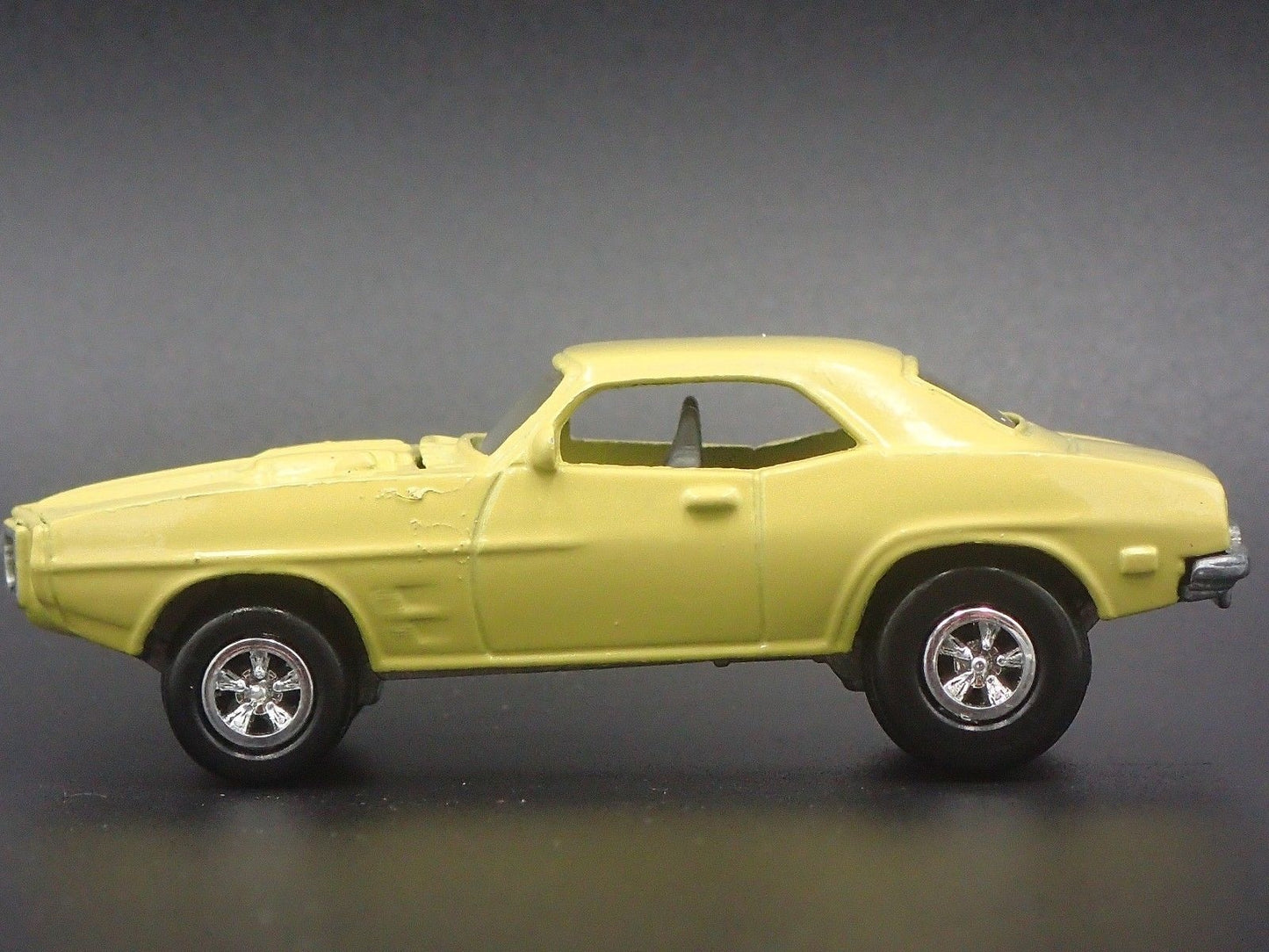 1969 69 PONTIAC FIREBIRD CREAM 1/64 SCALE COLLECTIBLE DIORAMA DIECAST MODEL CAR