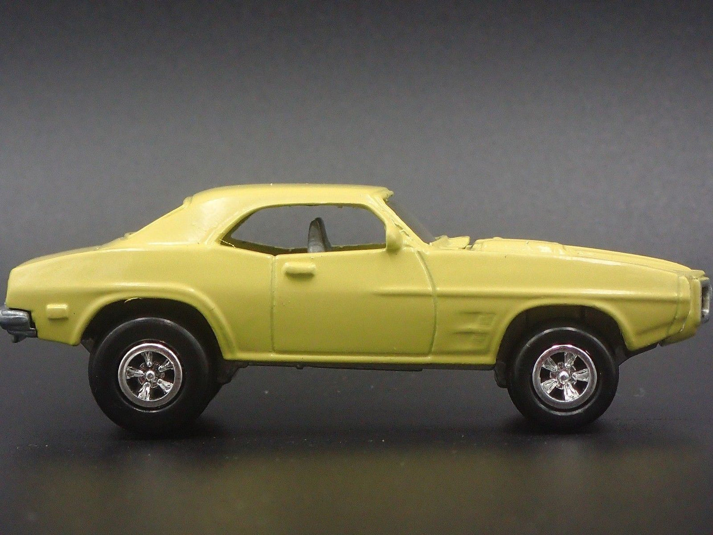 1969 69 PONTIAC FIREBIRD CREAM 1/64 SCALE COLLECTIBLE DIORAMA DIECAST MODEL CAR