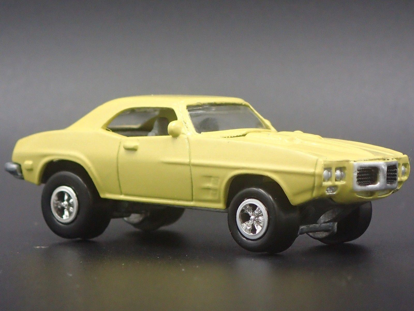 1969 69 PONTIAC FIREBIRD CREAM 1/64 SCALE COLLECTIBLE DIORAMA DIECAST MODEL CAR