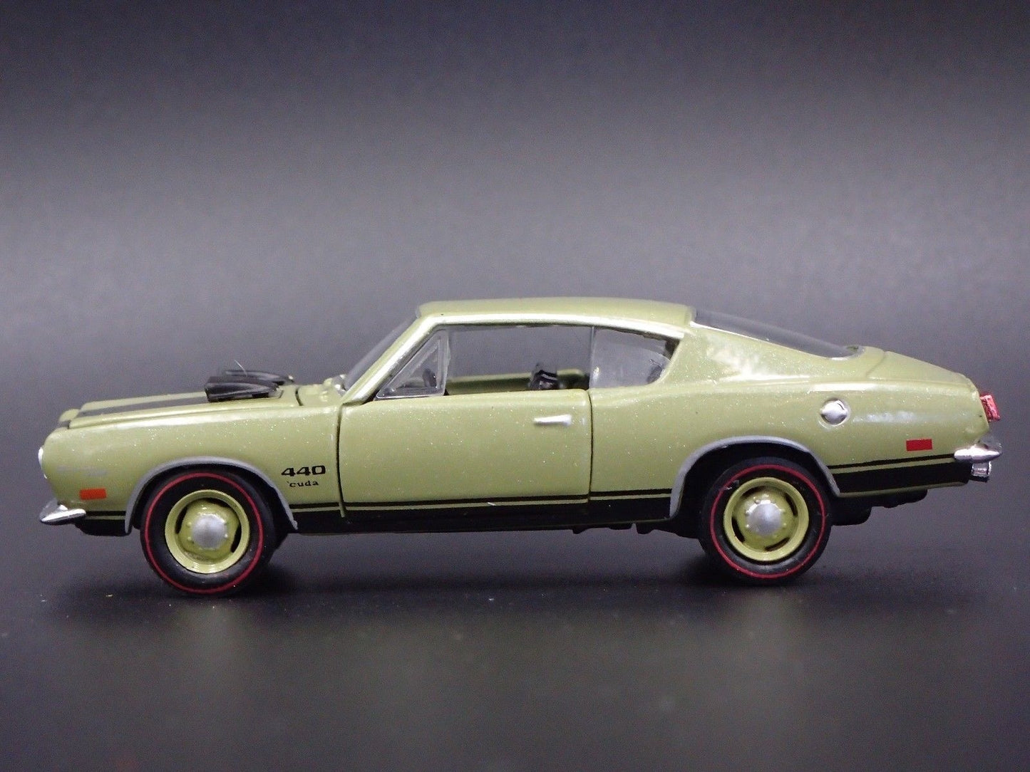 1969 69 PLYMOUTH CUDA 440 GREEN 1/64 SCALE COLLECTIBLE DIORAMA DIECAST MODEL CAR