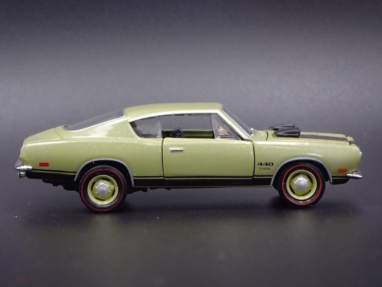 1969 69 PLYMOUTH CUDA 440 GREEN 1/64 SCALE COLLECTIBLE DIORAMA DIECAST MODEL CAR