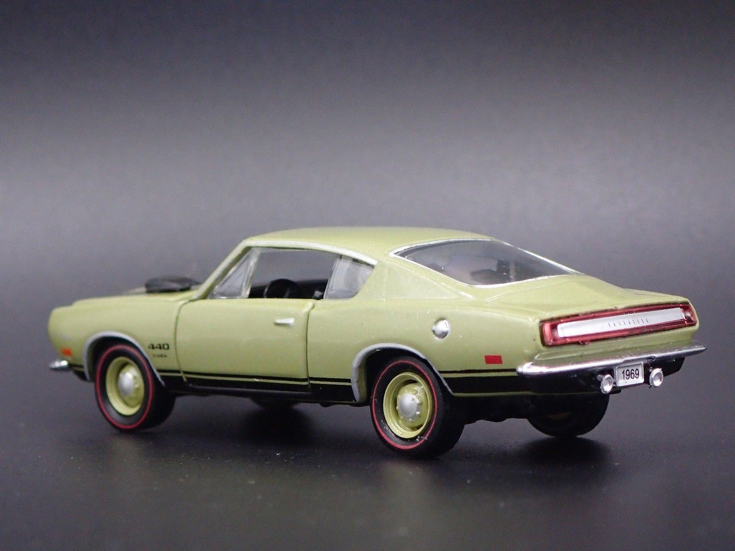 1969 69 PLYMOUTH CUDA 440 GREEN 1/64 SCALE COLLECTIBLE DIORAMA DIECAST MODEL CAR