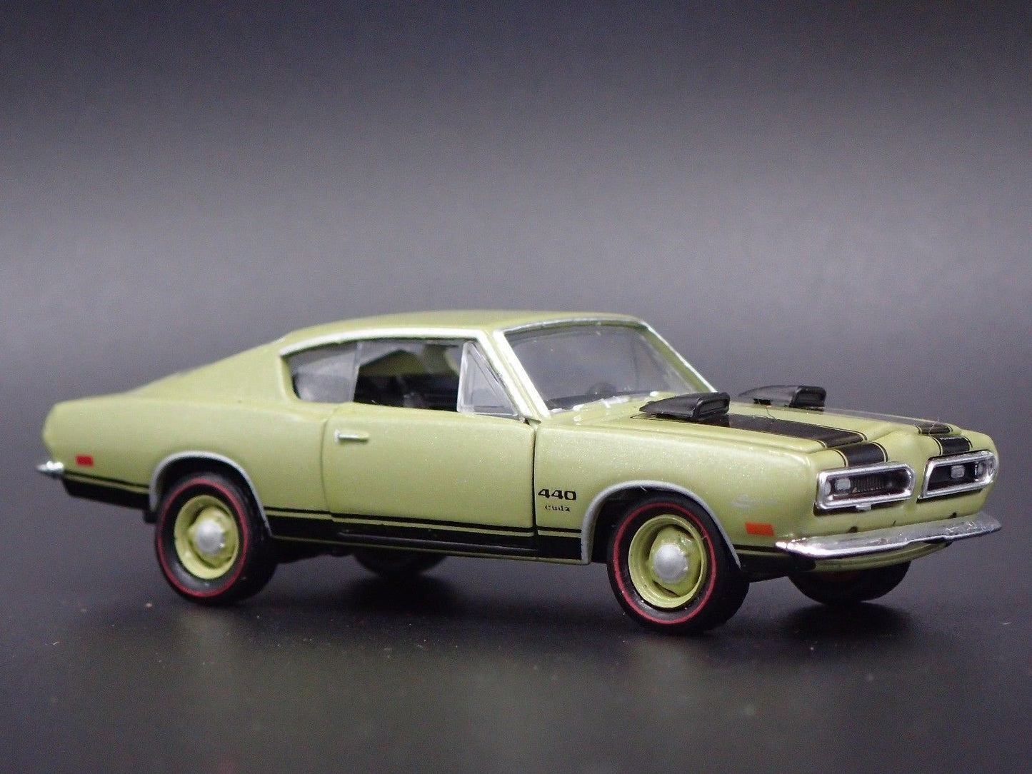 1969 69 PLYMOUTH CUDA 440 GREEN 1/64 SCALE COLLECTIBLE DIORAMA DIECAST MODEL CAR