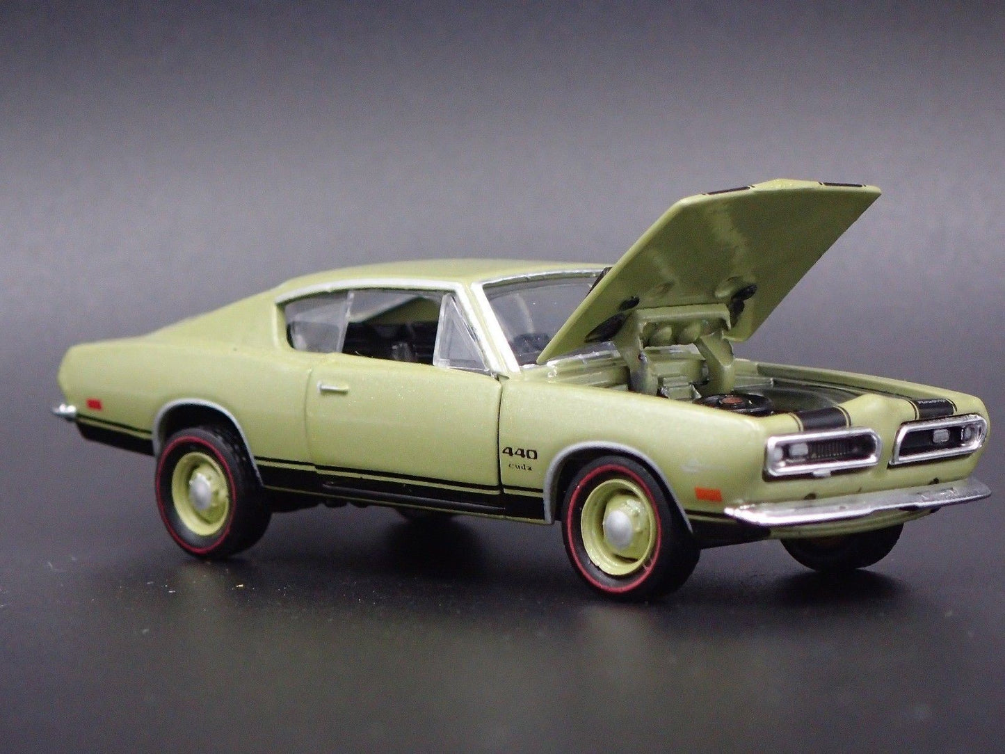 1969 69 PLYMOUTH CUDA 440 GREEN 1/64 SCALE COLLECTIBLE DIORAMA DIECAST MODEL CAR