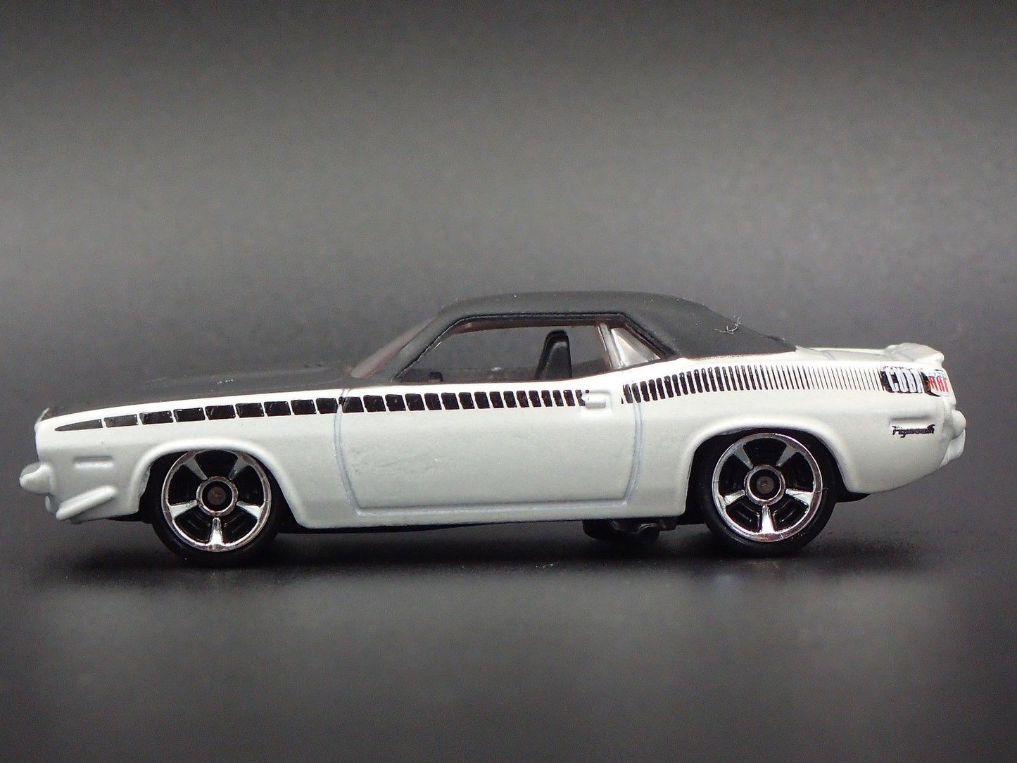 1970 70 PLYMOUTH AAR CUDA WHITE 1:64 SCALE COLLECTIBLE DIORAMA DIECAST MODEL CAR