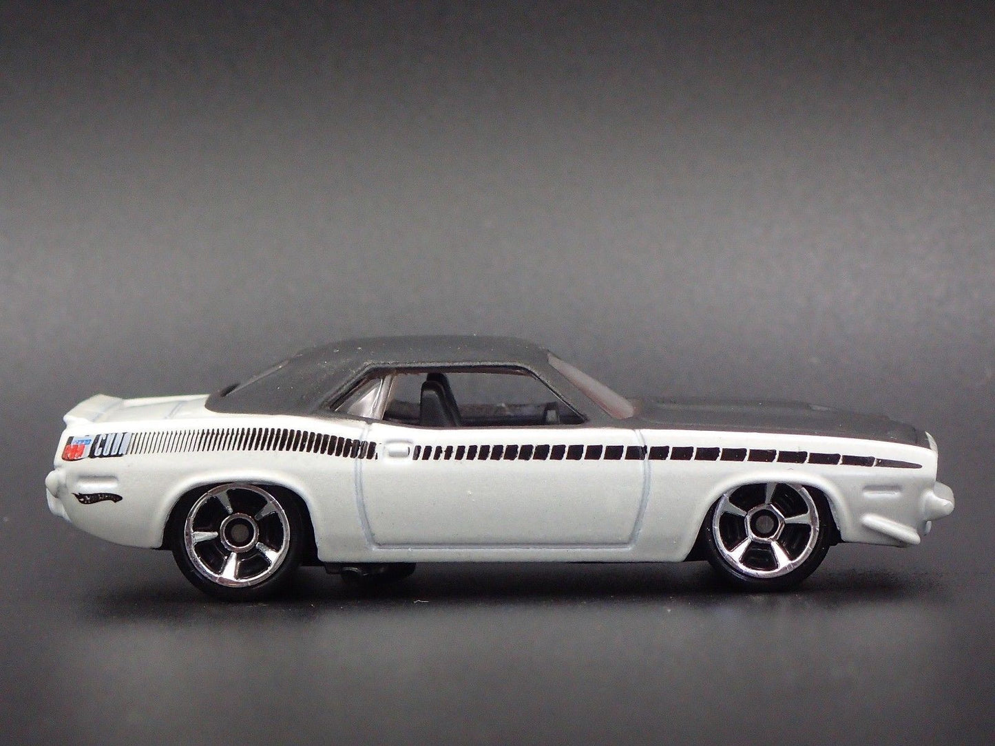 1970 70 PLYMOUTH AAR CUDA WHITE 1:64 SCALE COLLECTIBLE DIORAMA DIECAST MODEL CAR