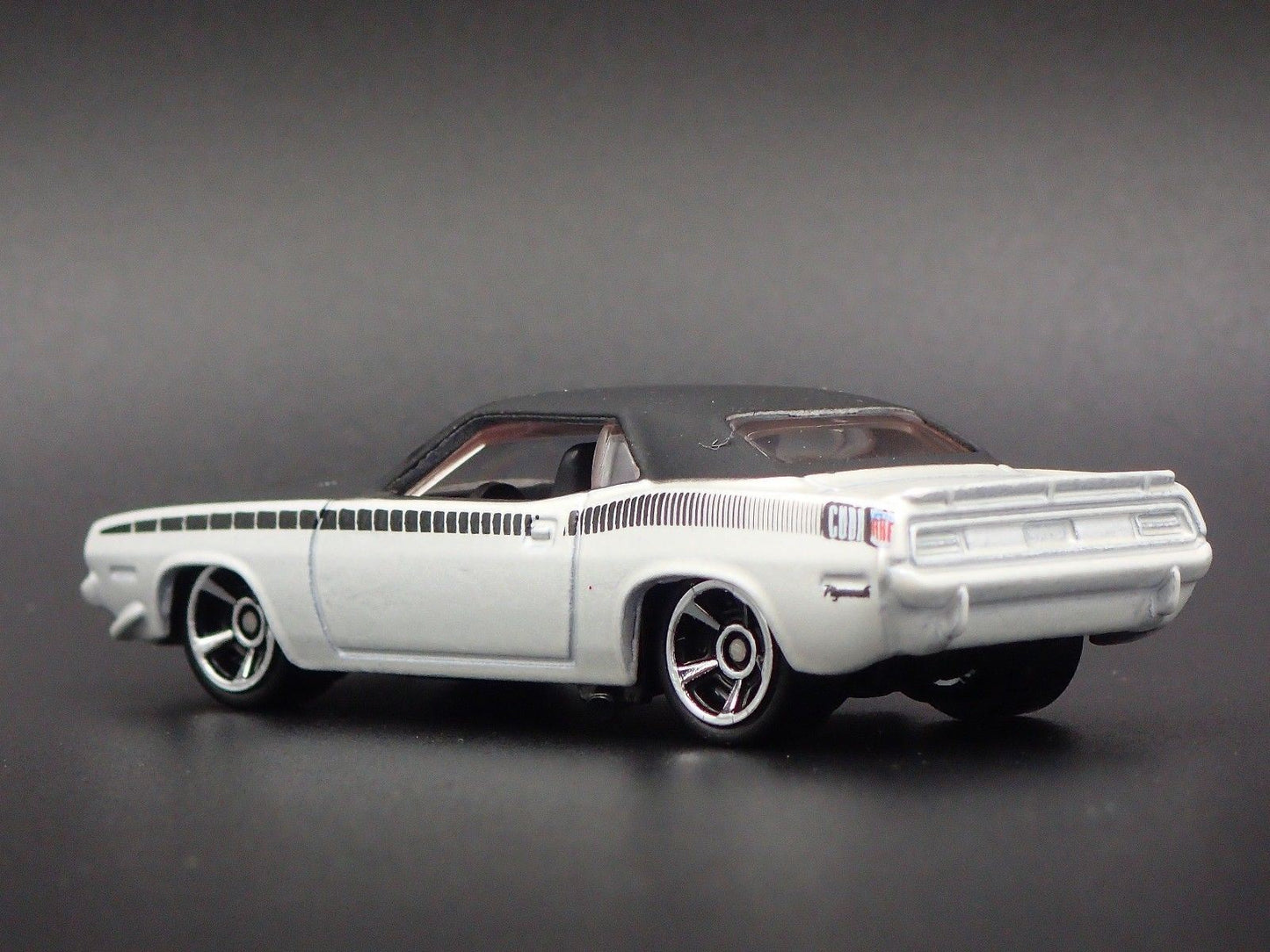 1970 70 PLYMOUTH AAR CUDA WHITE 1:64 SCALE COLLECTIBLE DIORAMA DIECAST MODEL CAR