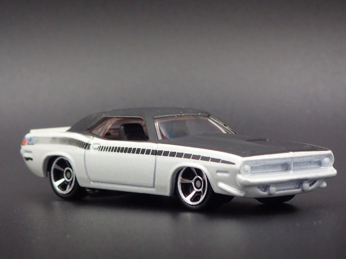 1970 70 PLYMOUTH AAR CUDA WHITE 1:64 SCALE COLLECTIBLE DIORAMA DIECAST MODEL CAR
