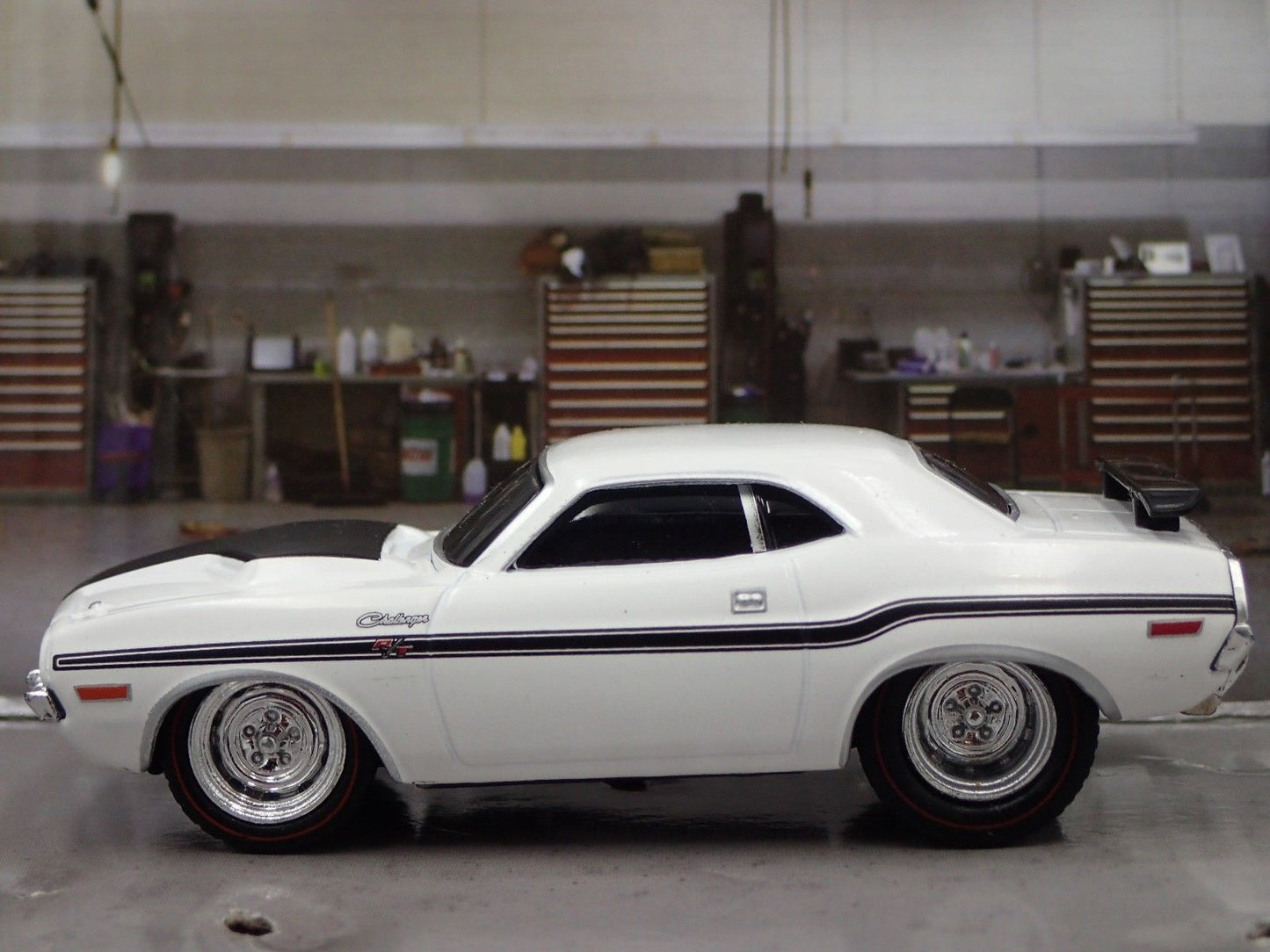 1970 70 DODGE CHALLENGER R/T 1/64 SCALE COLLECTIBLE DIORAMA DIECAST MODEL CAR