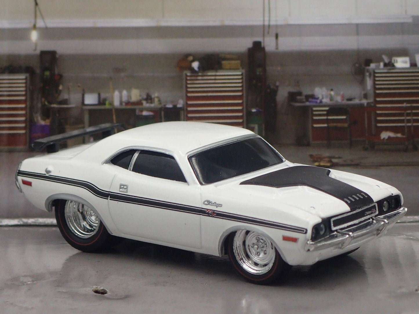 1970 70 DODGE CHALLENGER R/T 1/64 SCALE COLLECTIBLE DIORAMA DIECAST MODEL CAR