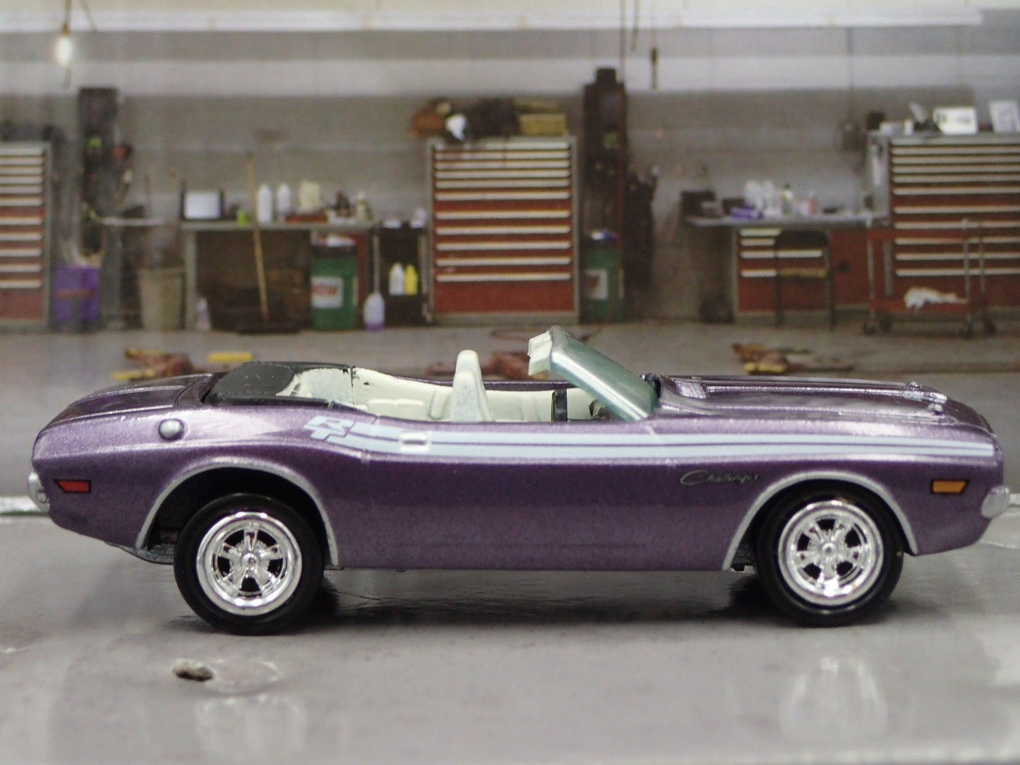 1971 71 DODGE CHALLENGER RT CONVERTIBLE 1/64 SCALE DIORAMA DIECAST MODEL CAR
