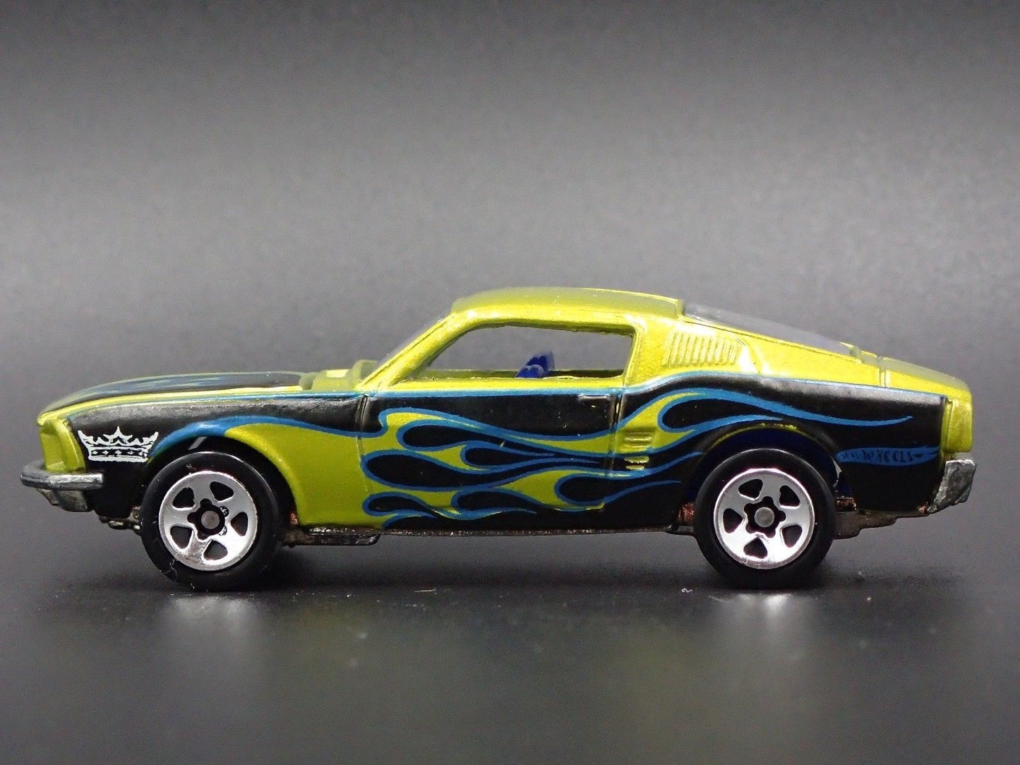 1968 68 FORD MUSTANG FASTBACK 1:64 SCALE COLLECTIBLE DIORAMA DIECAST MODEL CAR