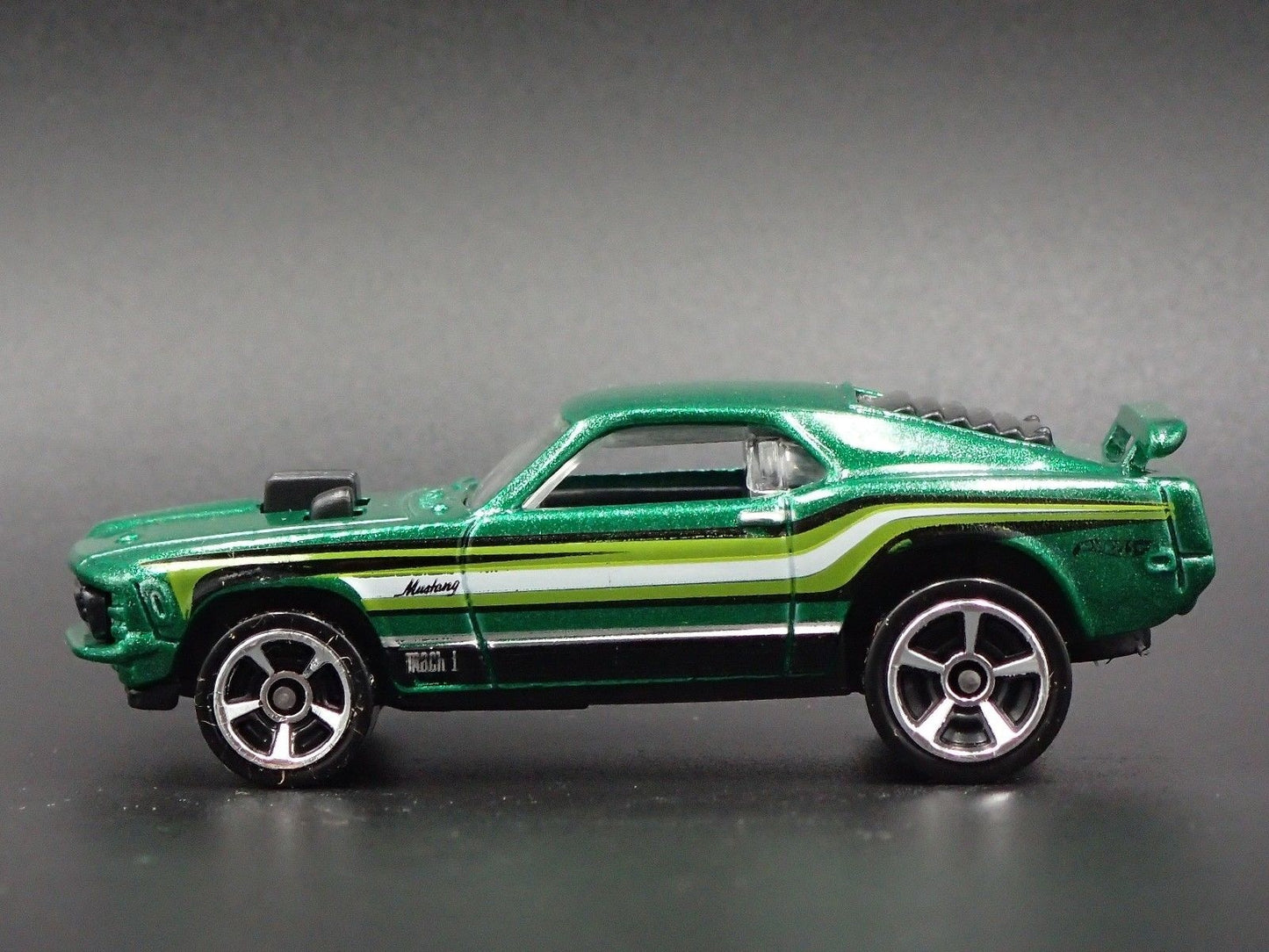1970 70 FORD MUSTANG MACH 1 FASTBACK GREEN 1:64 SCALE DIORAMA DIECAST MODEL CAR