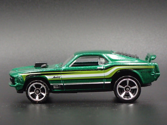 1970 70 FORD MUSTANG MACH 1 FASTBACK GREEN 1:64 SCALE DIORAMA DIECAST MODEL CAR
