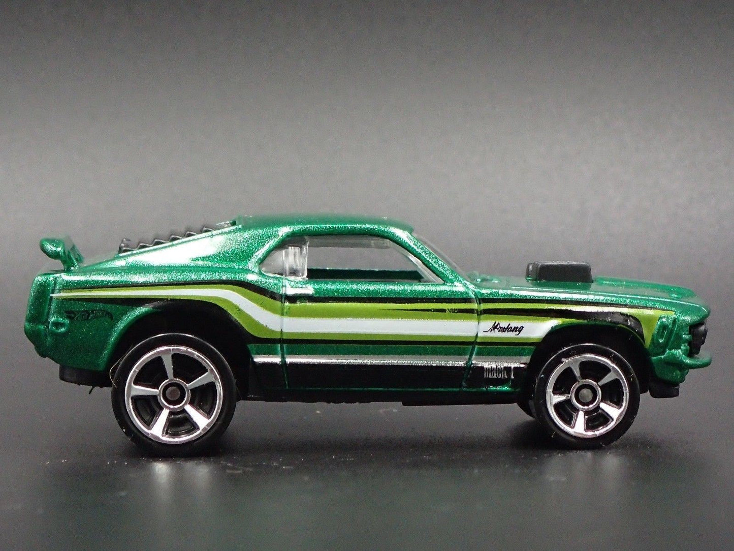 1970 70 FORD MUSTANG MACH 1 FASTBACK GREEN 1:64 SCALE DIORAMA DIECAST MODEL CAR