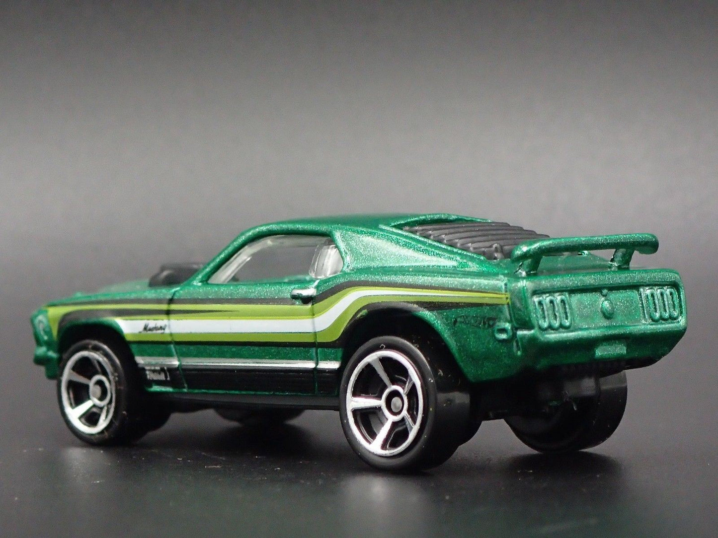 1970 70 FORD MUSTANG MACH 1 FASTBACK GREEN 1:64 SCALE DIORAMA DIECAST MODEL CAR