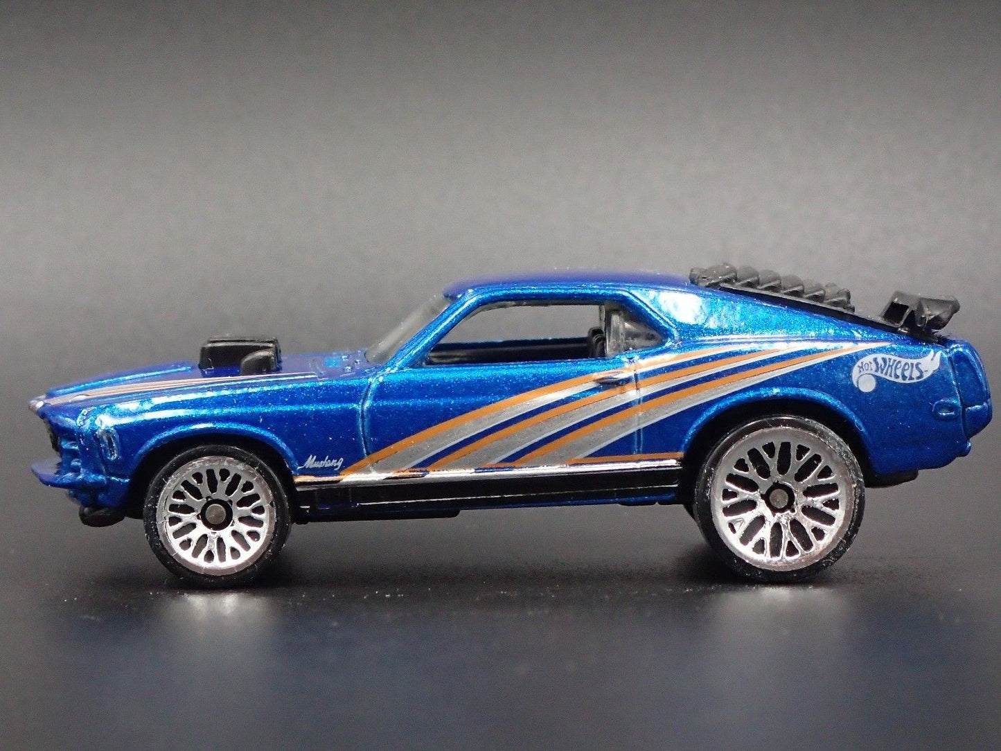 1970 70 FORD MUSTANG MACH 1 FASTBACK BLUE 1:64 SCALE DIORAMA DIECAST MODEL CAR
