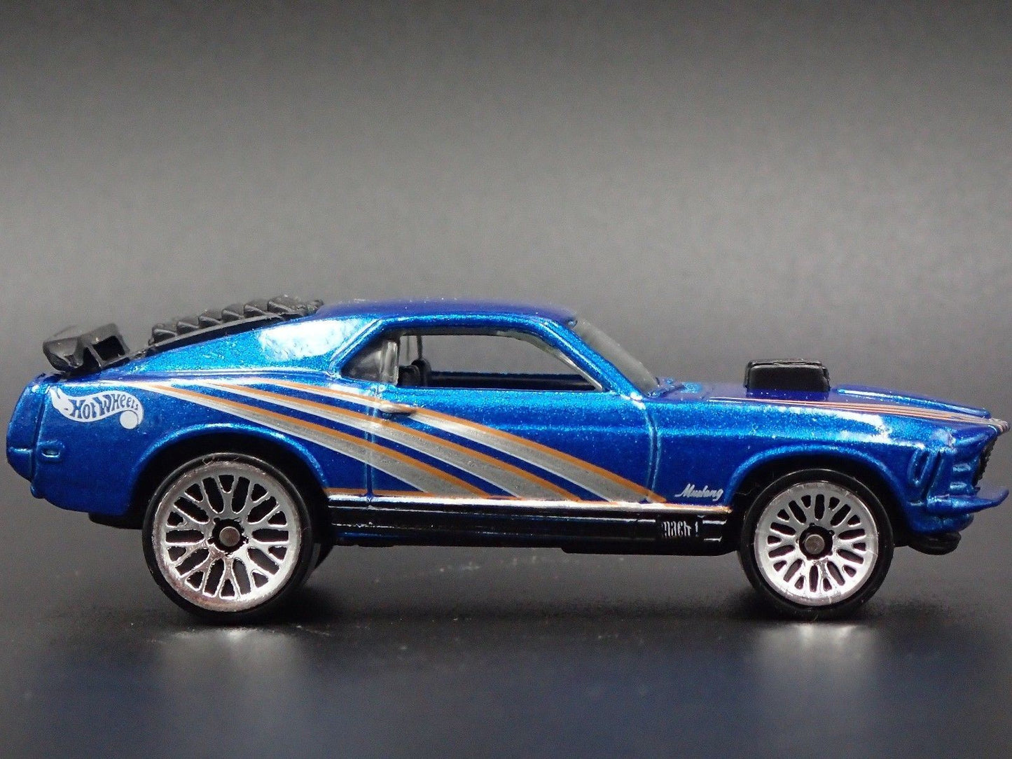 1970 70 FORD MUSTANG MACH 1 FASTBACK BLUE 1:64 SCALE DIORAMA DIECAST MODEL CAR