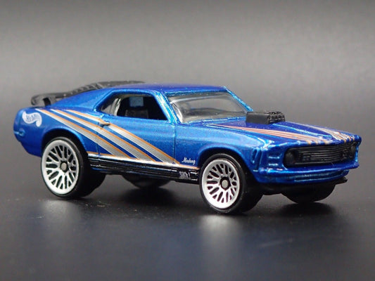 1970 70 FORD MUSTANG MACH 1 FASTBACK BLUE 1:64 SCALE DIORAMA DIECAST MODEL CAR