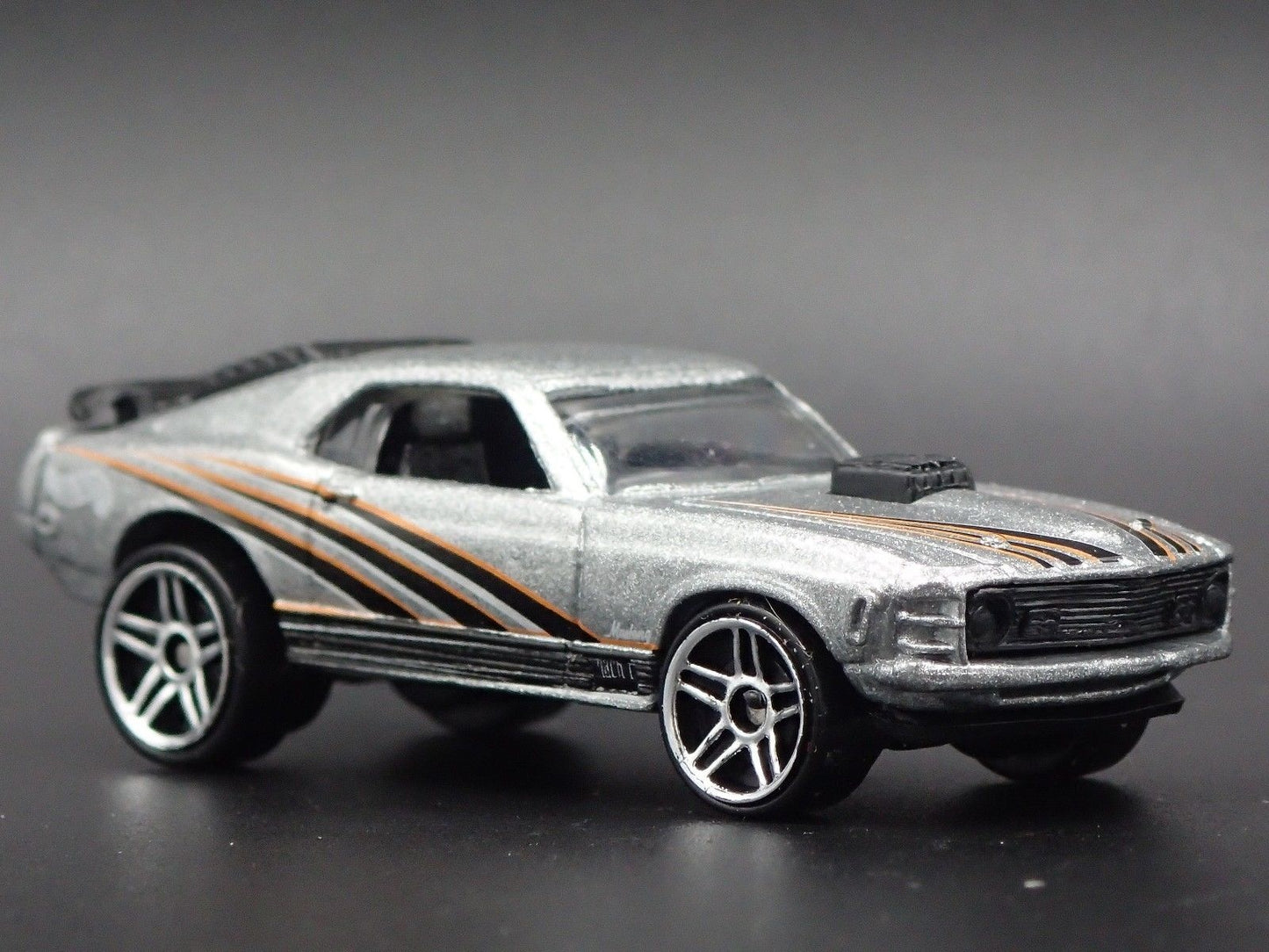 1970 FORD MUSTANG MACH 1 FASTBACK SILVER 1/64 SCALE DIORAMA DIECAST MODEL CAR