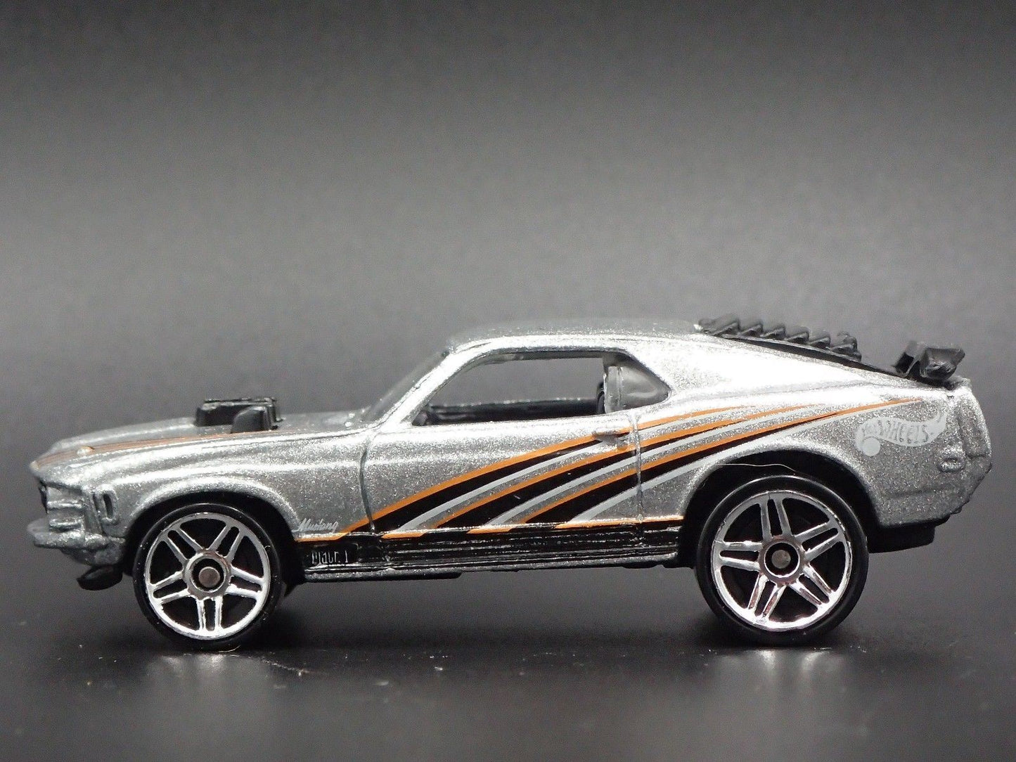 1970 FORD MUSTANG MACH 1 FASTBACK SILVER 1/64 SCALE DIORAMA DIECAST MODEL CAR