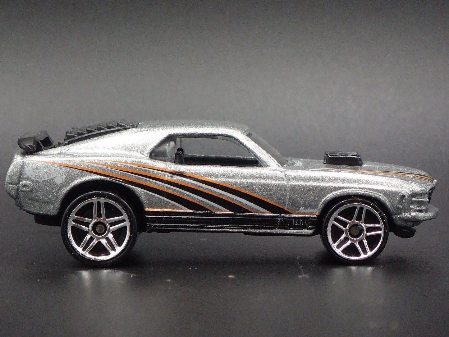 1970 FORD MUSTANG MACH 1 FASTBACK SILVER 1/64 SCALE DIORAMA DIECAST MODEL CAR