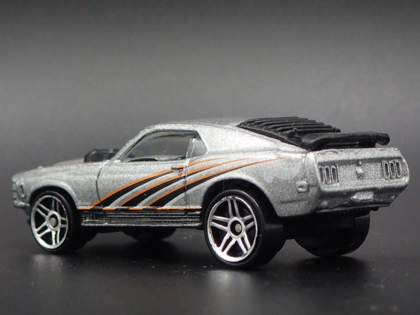 1970 FORD MUSTANG MACH 1 FASTBACK SILVER 1/64 SCALE DIORAMA DIECAST MODEL CAR