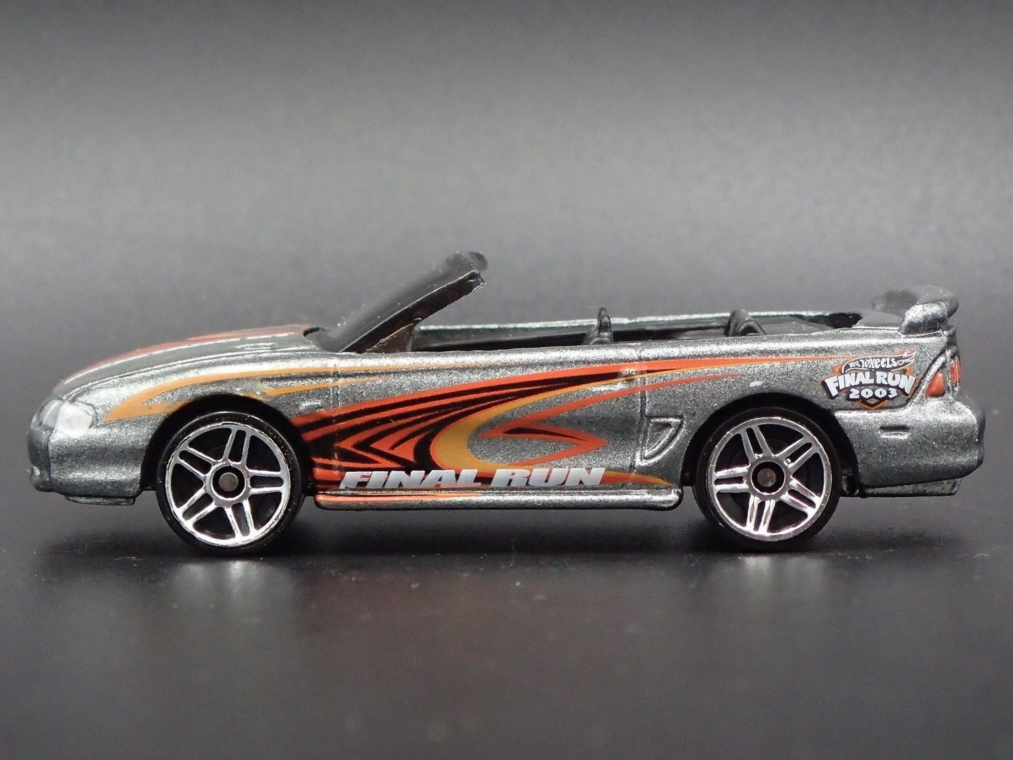 1996 96 FORD MUSTANG GT CONVERTIBLE GRAY 1:64 SCALE DIORAMA DIECAST MODEL CAR