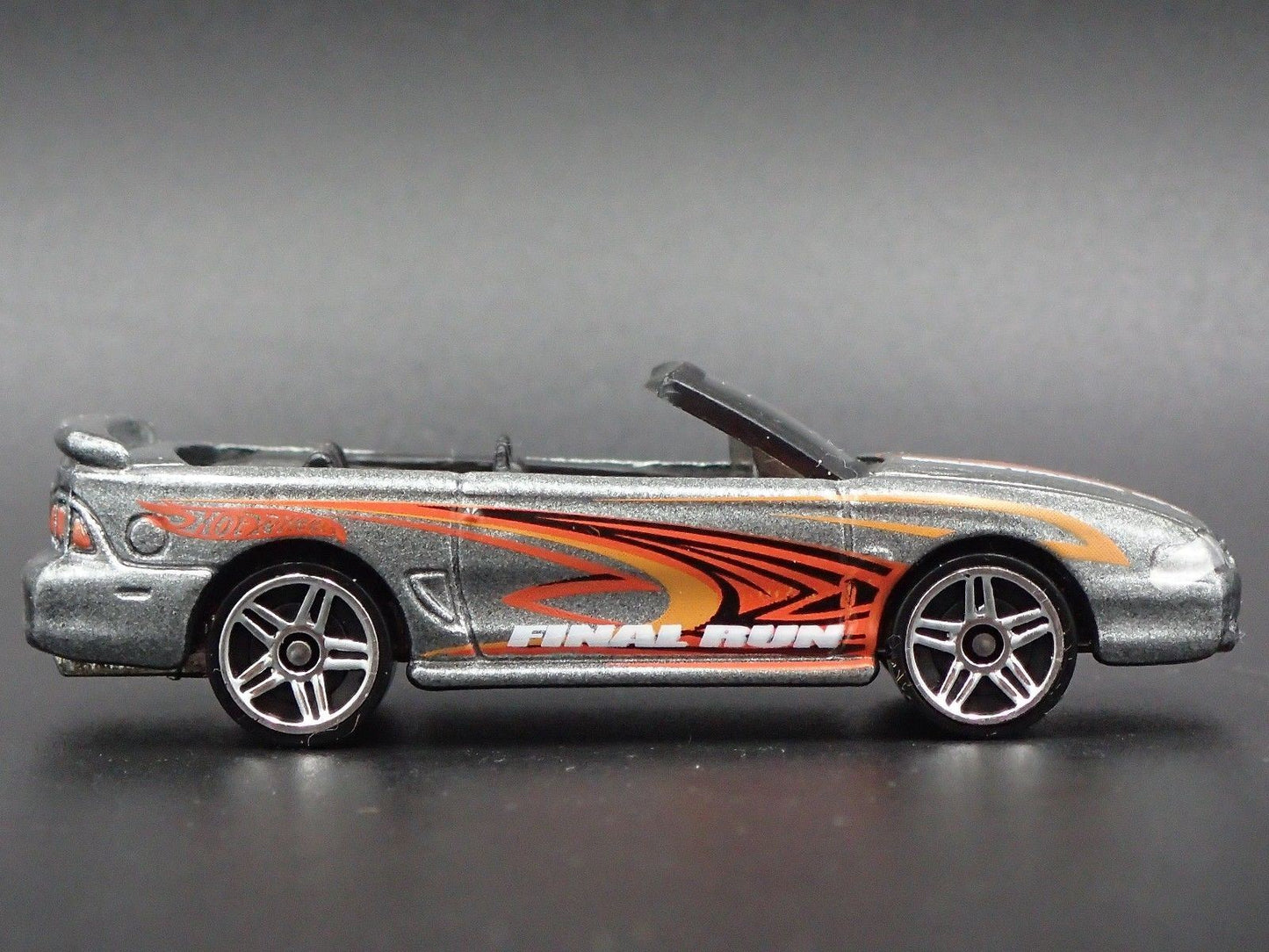 1996 96 FORD MUSTANG GT CONVERTIBLE GRAY 1:64 SCALE DIORAMA DIECAST MODEL CAR