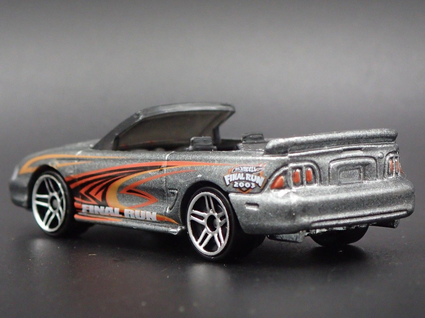 1996 96 FORD MUSTANG GT CONVERTIBLE GRAY 1:64 SCALE DIORAMA DIECAST MODEL CAR