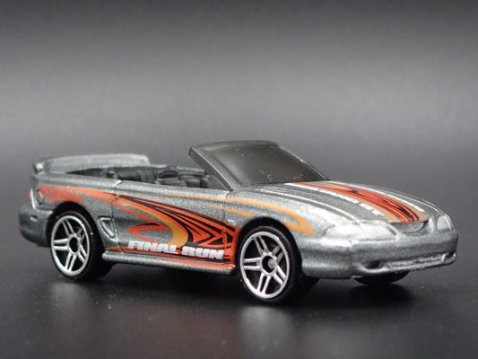 1996 96 FORD MUSTANG GT CONVERTIBLE GRAY 1:64 SCALE DIORAMA DIECAST MODEL CAR