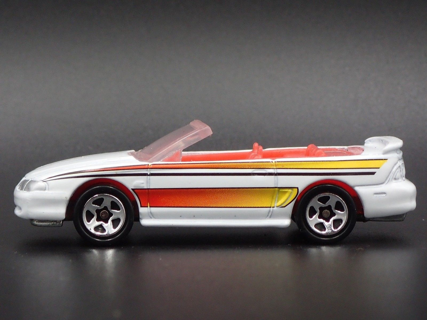 1996 96 FORD MUSTANG GT CONVERTIBLE WHITE 1:64 SCALE DIORAMA DIECAST MODEL CAR