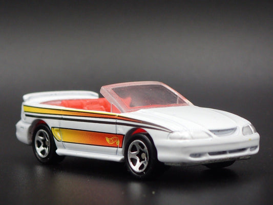 1996 96 FORD MUSTANG GT CONVERTIBLE WHITE 1:64 SCALE DIORAMA DIECAST MODEL CAR