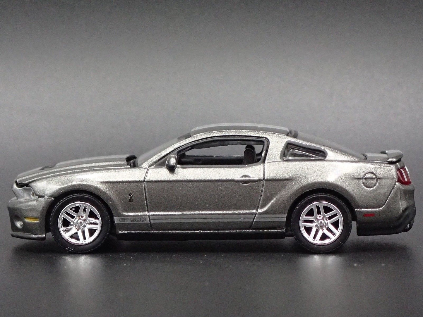 2010 10 FORD MUSTANG SHELBY GT500 GRAY 1/64 SCALE DIORAMA DIECAST MODEL CAR