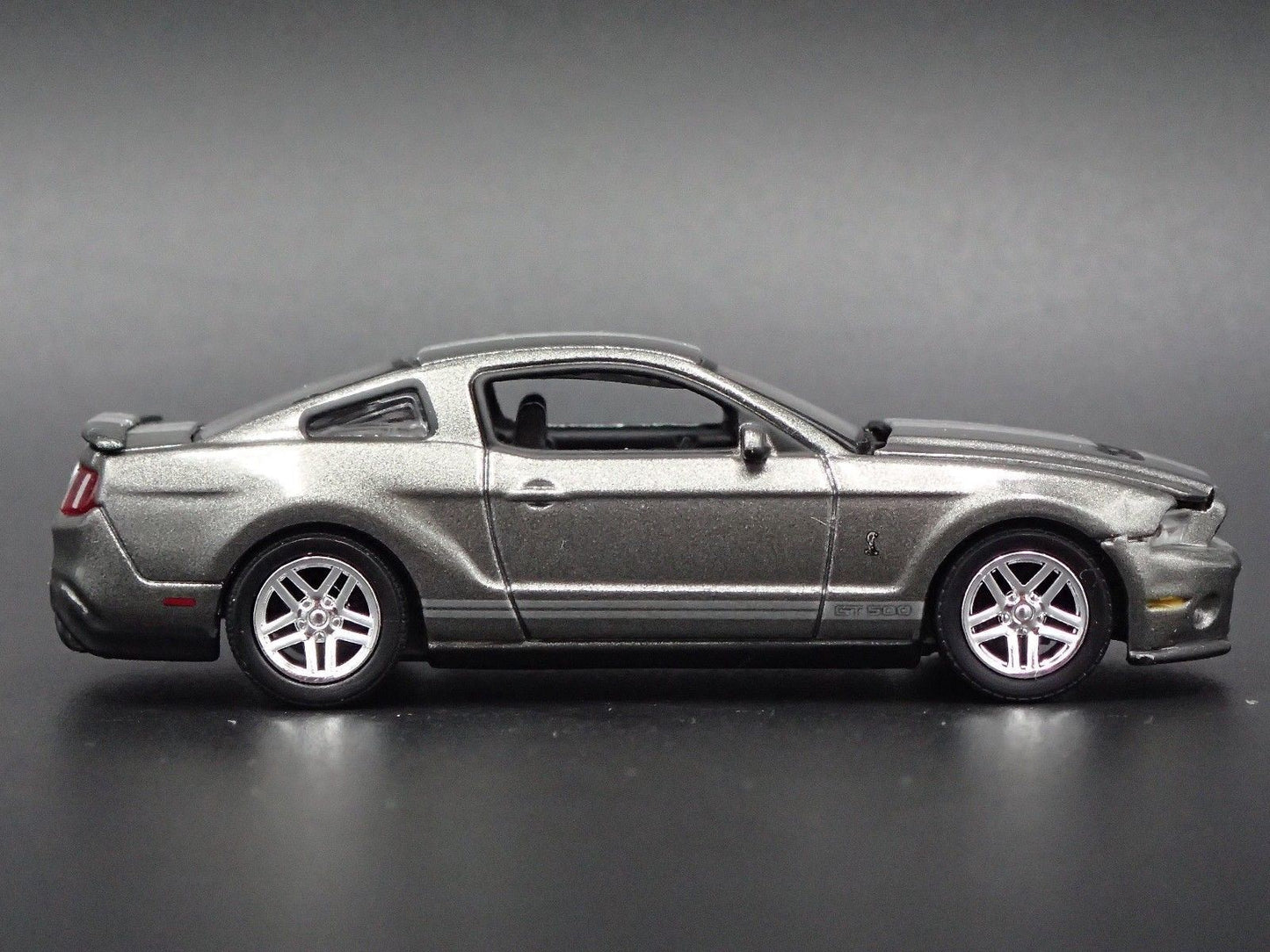 2010 10 FORD MUSTANG SHELBY GT500 GRAY 1/64 SCALE DIORAMA DIECAST MODEL CAR
