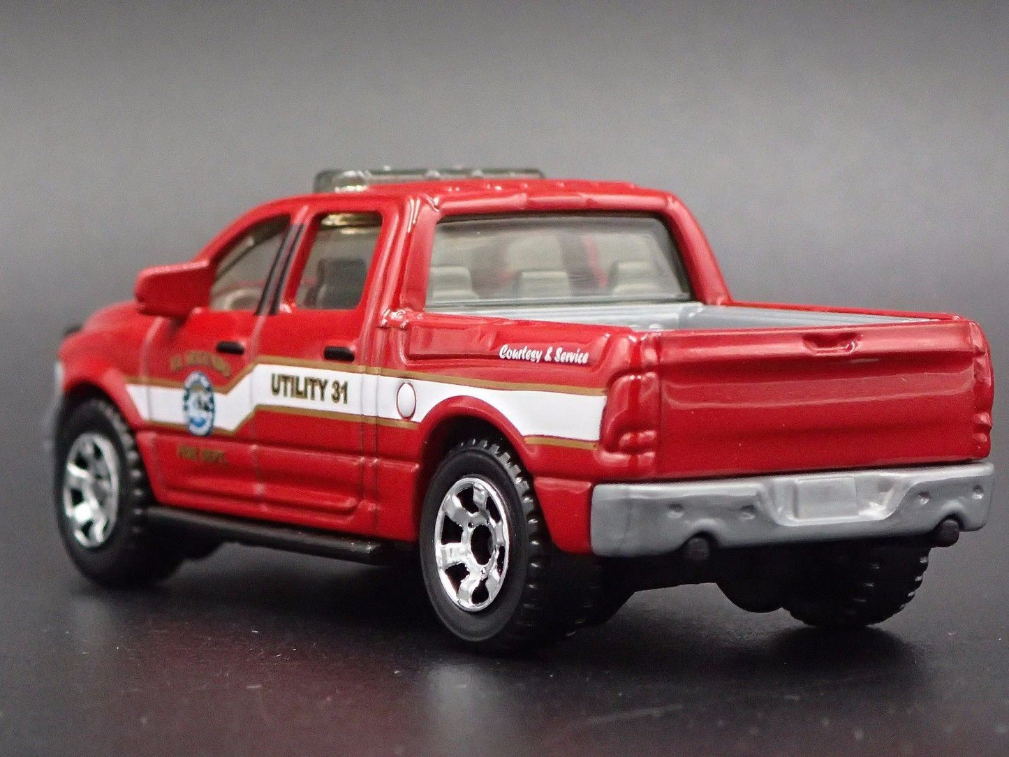 2015 RAM 1500 TRUCK FIRE DEPARTMENT UTILITY 1:64 SCALE DIORAMA DIECAST MODEL CAR