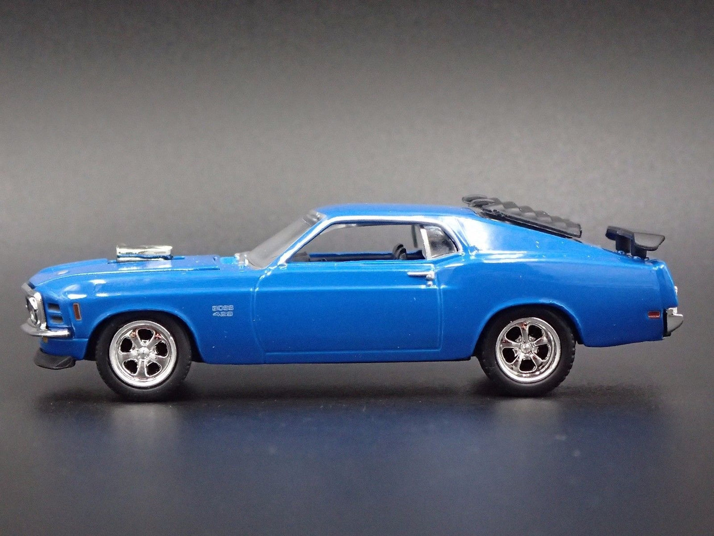 1970 70 FORD MUSTANG BOSS 429 FASTBACK BLUE 1:64 SCALE DIORAMA DIECAST MODEL CAR
