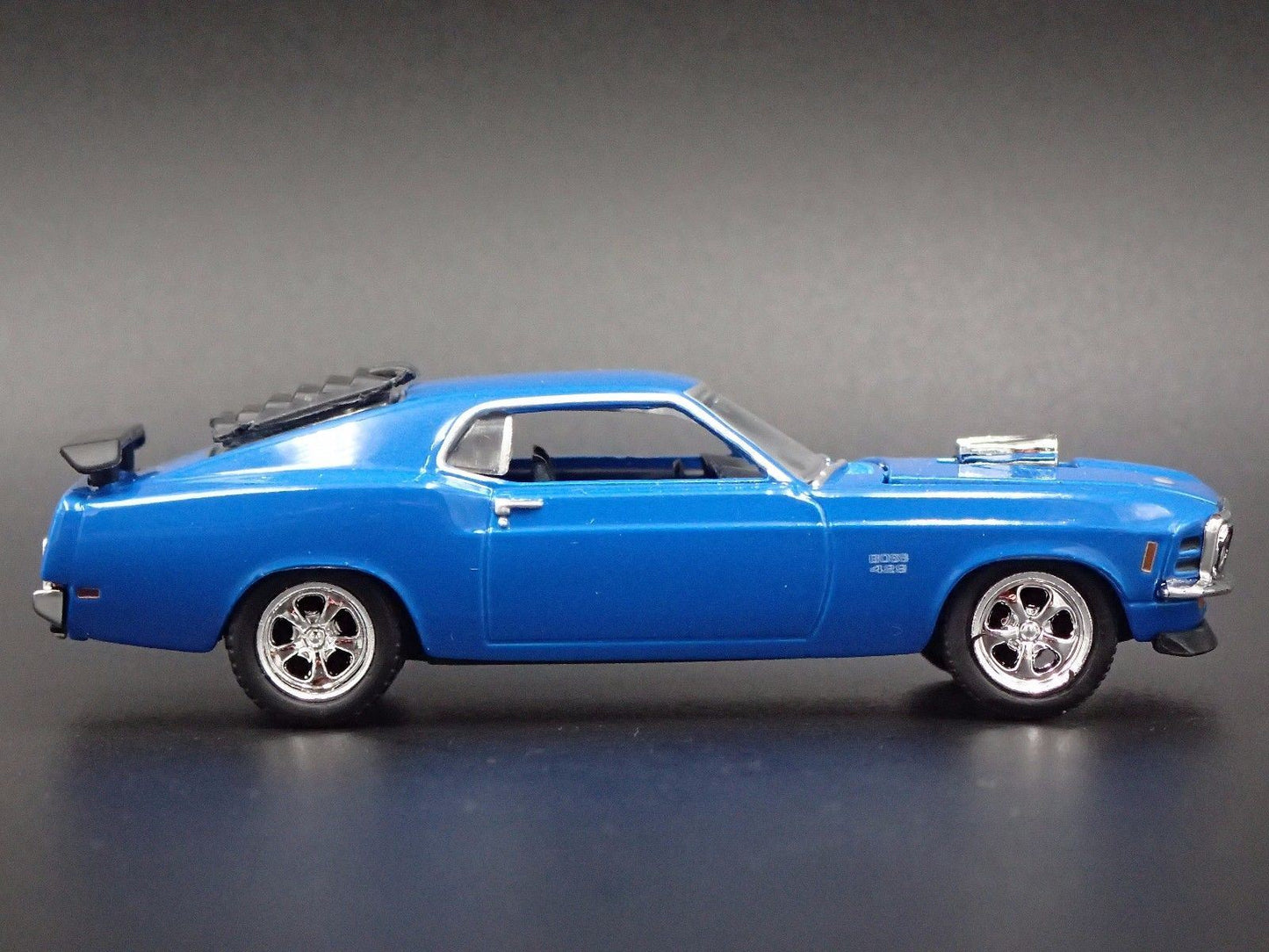 1970 70 FORD MUSTANG BOSS 429 FASTBACK BLUE 1:64 SCALE DIORAMA DIECAST MODEL CAR