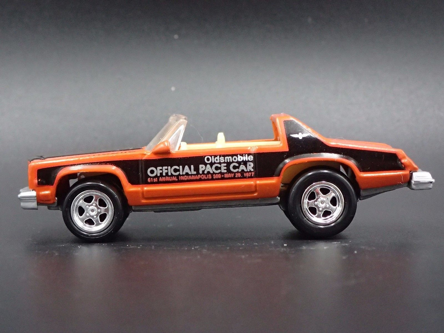 1977 77 OLDS OLDSMOBILE DELTA 88 INDIANAPOLIS PACE CAR 1:64 DIECAST MODEL CAR