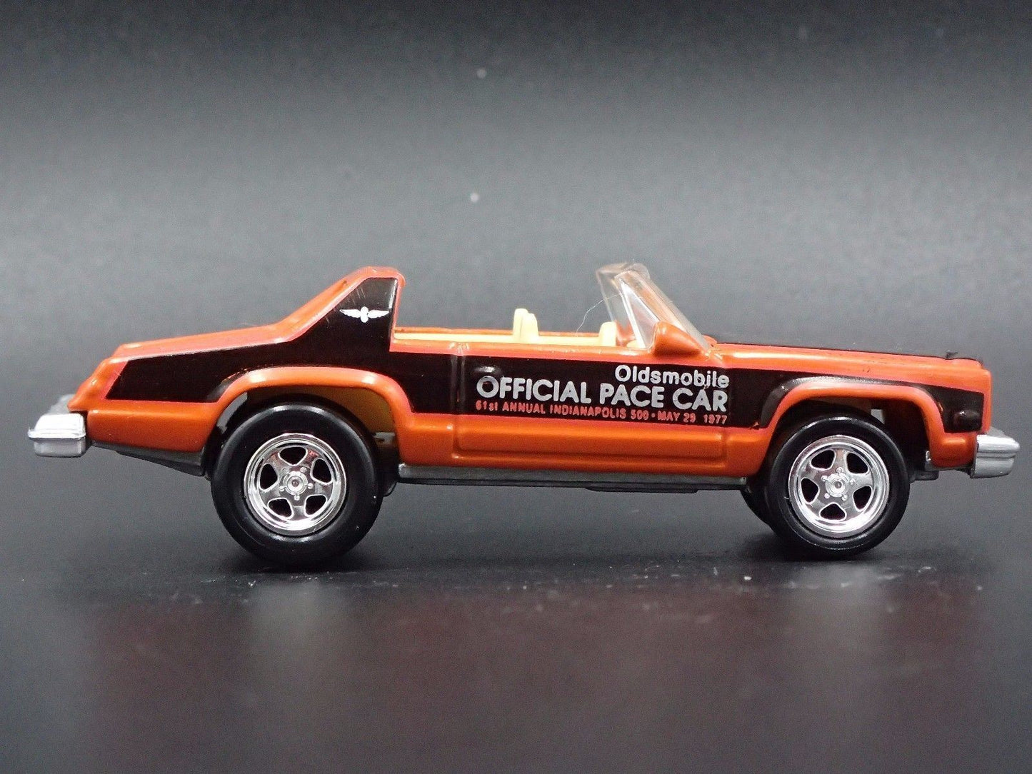 1977 77 OLDS OLDSMOBILE DELTA 88 INDIANAPOLIS PACE CAR 1:64 DIECAST MODEL CAR