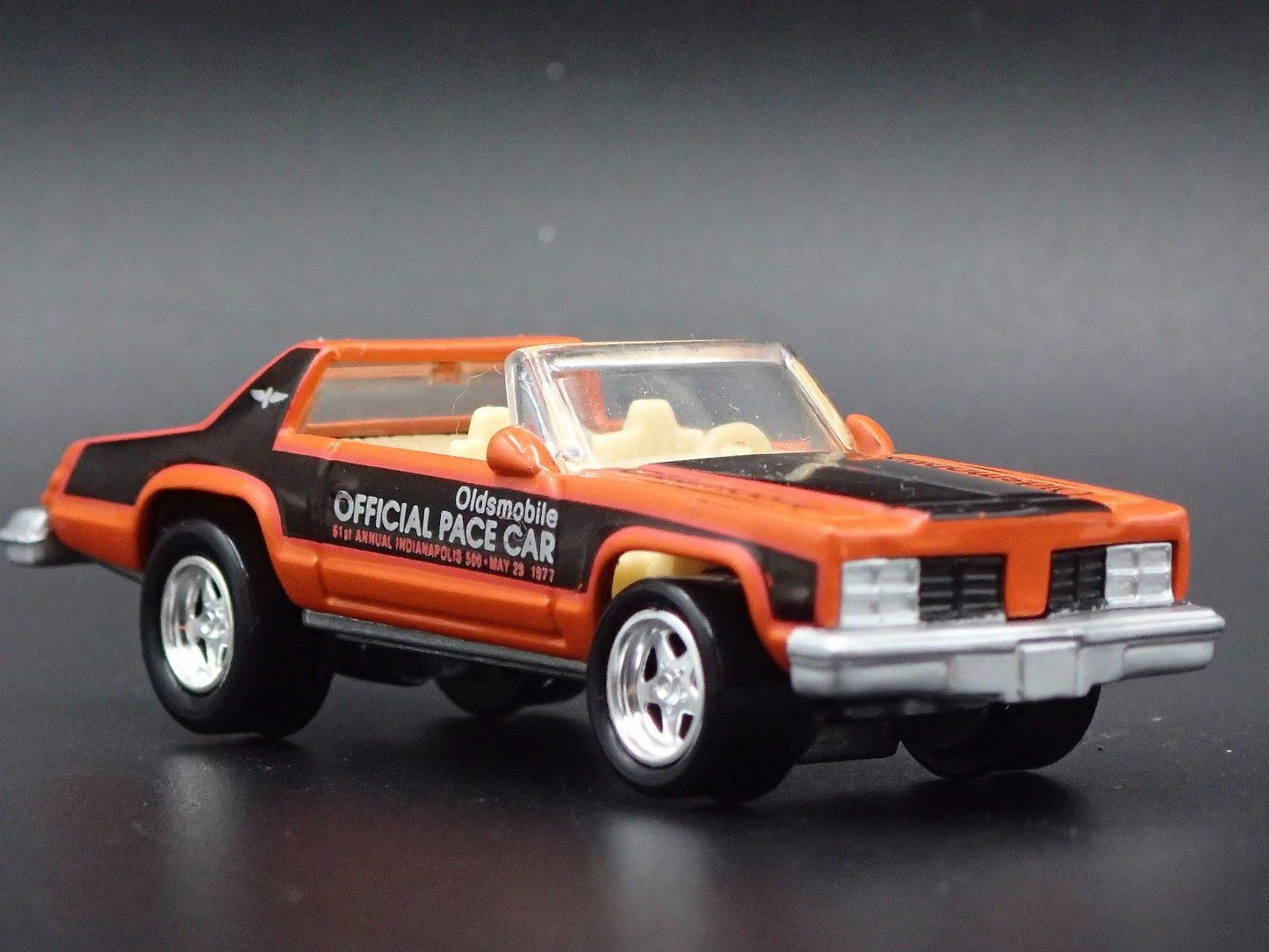 1977 77 OLDS OLDSMOBILE DELTA 88 INDIANAPOLIS PACE CAR 1:64 DIECAST MODEL CAR