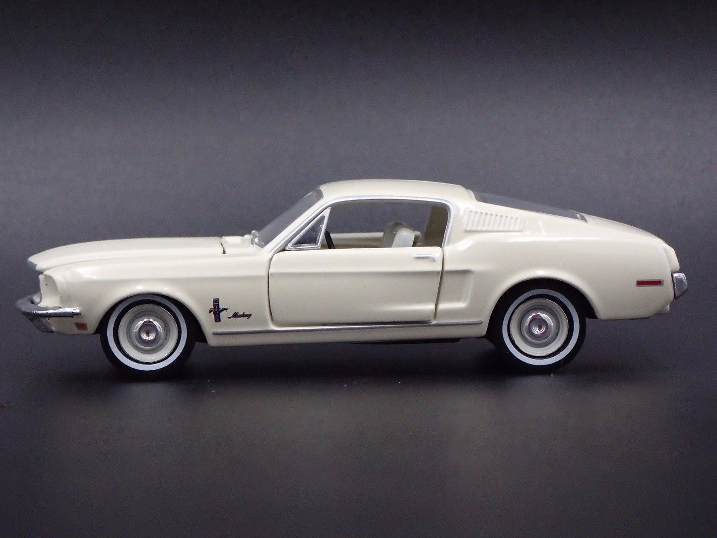 1968 68 FORD MUSTANG 302 2+2 FASTBACK RARE 1:64 SCALE DIORAMA DIECAST MODEL CAR