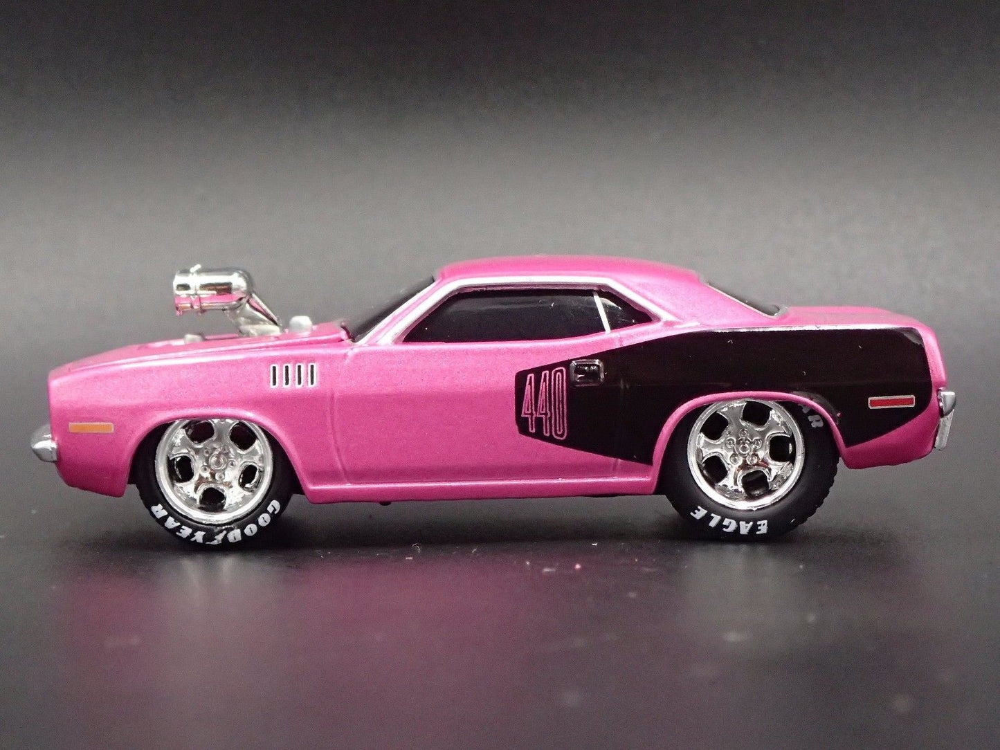 1971 71 PLYMOUTH CUDA 440 PINK 1:64 SCALE COLLECTIBLE DIORAMA DIECAST MODEL CAR