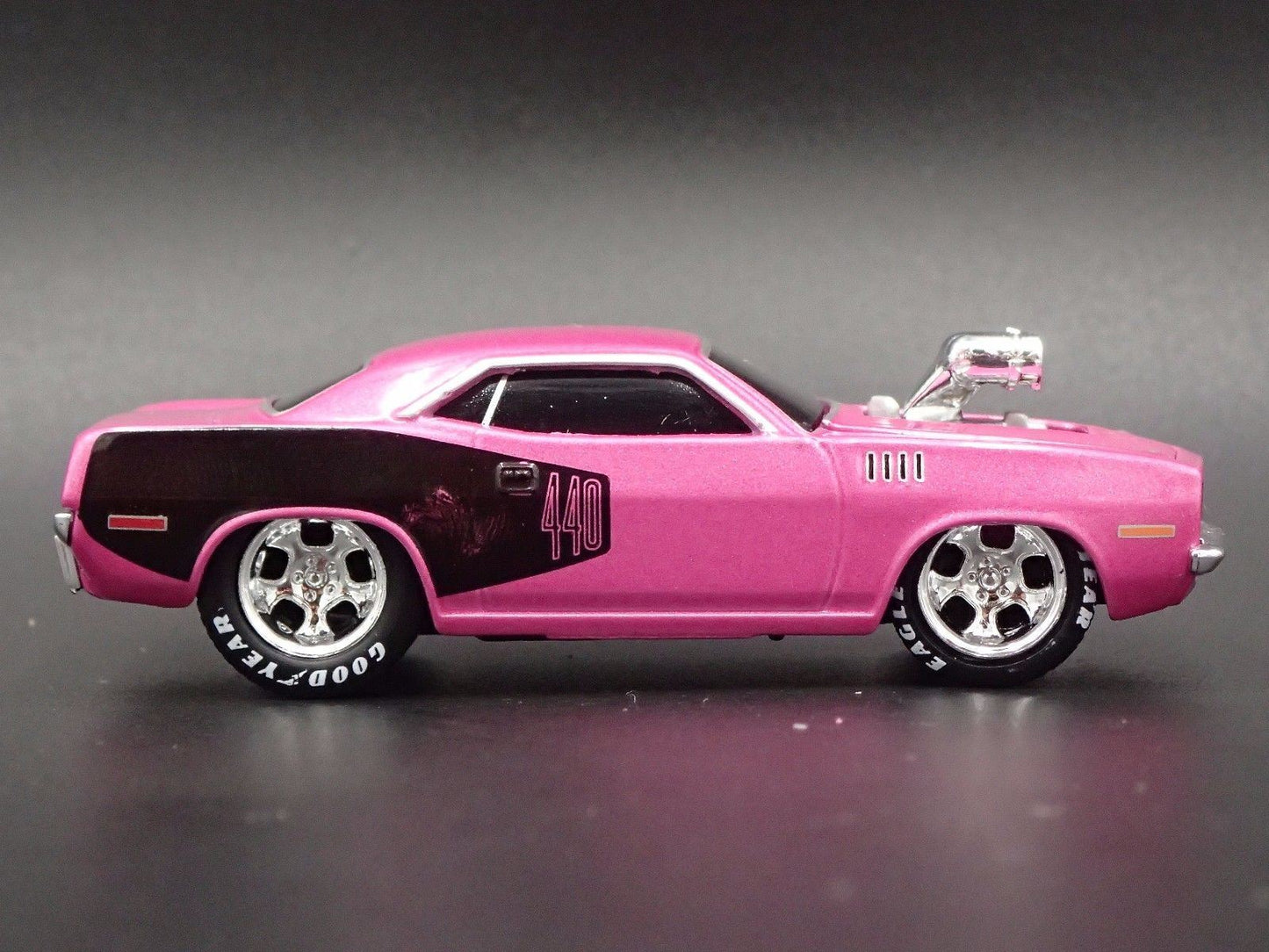 1971 71 PLYMOUTH CUDA 440 PINK 1:64 SCALE COLLECTIBLE DIORAMA DIECAST MODEL CAR