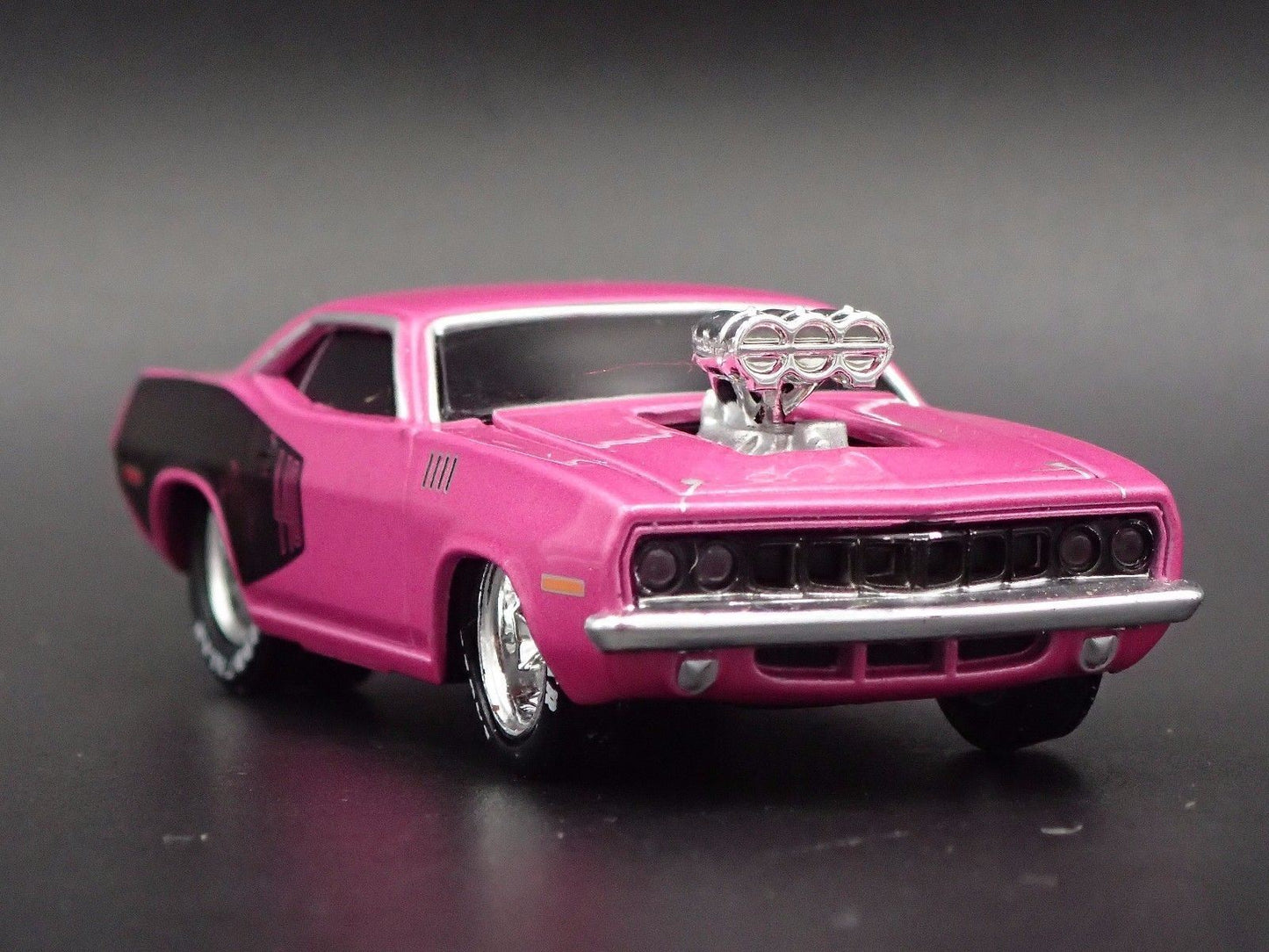 1971 71 PLYMOUTH CUDA 440 PINK 1:64 SCALE COLLECTIBLE DIORAMA DIECAST MODEL CAR