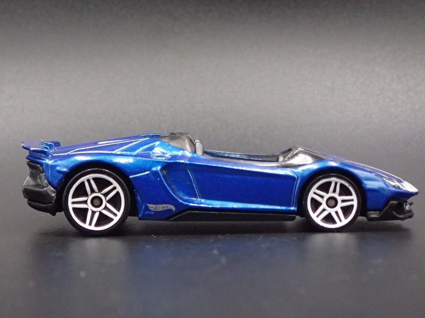 2019-2021 LAMBORGHINI AVENTADOR J SUPER CAR 1:64 SCALE DIORAMA DIECAST MODEL CAR