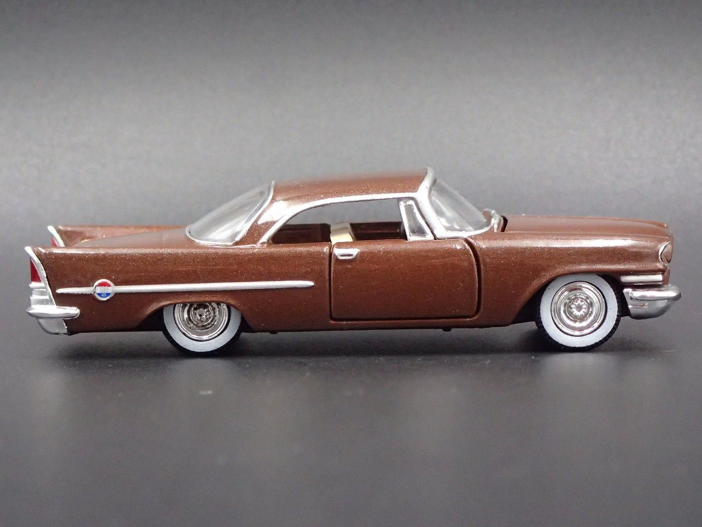 1957 57 CHRYSLER 300C BROWN 1:64 SCALE COLLECTIBLE DIORAMA DIECAST MODEL CAR
