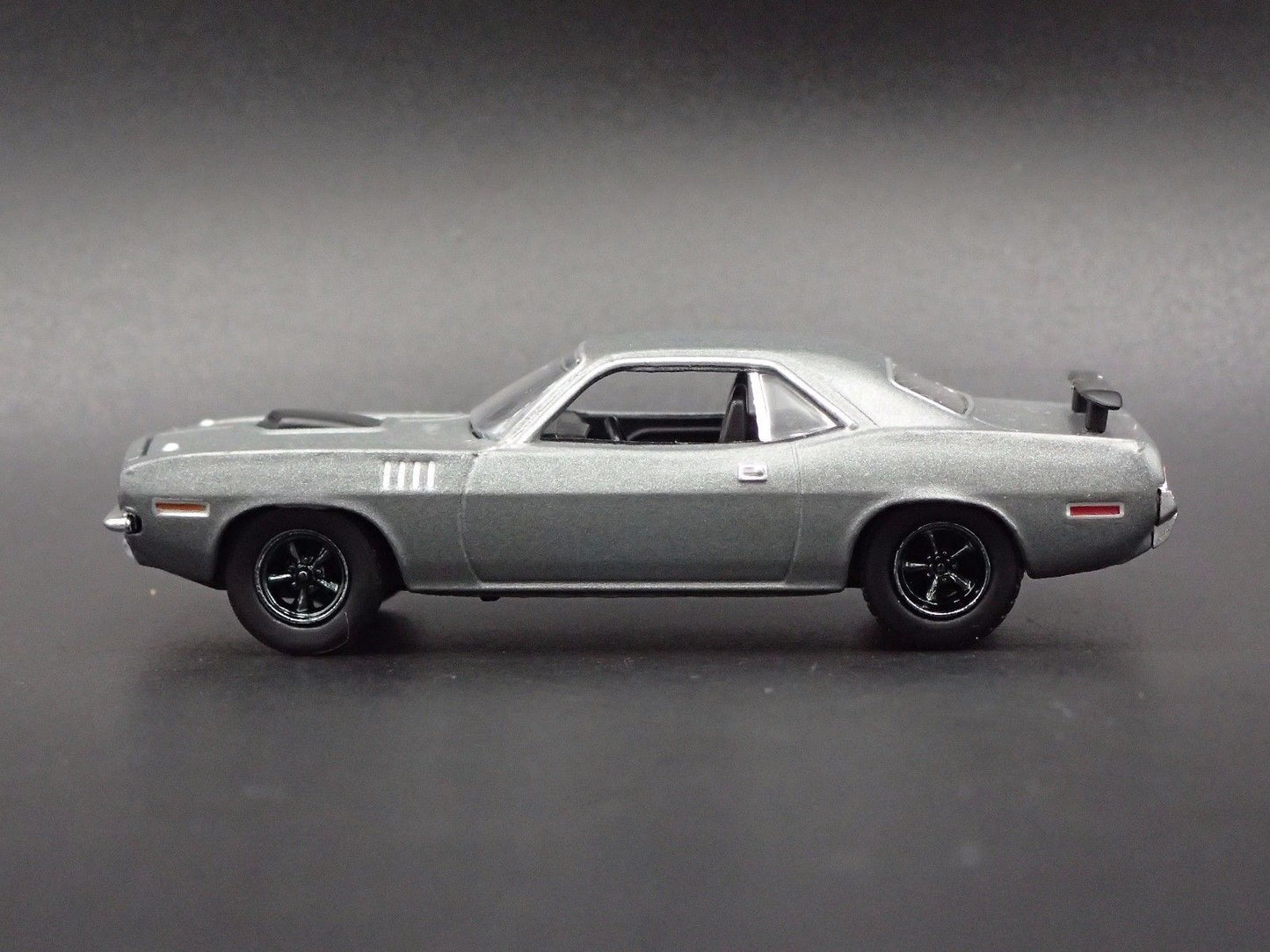 1971 71 PLYMOUTH HEMI CUDA GRAY 1/64 SCALE COLLECTIBLE DIORAMA DIECAST MODEL CAR
